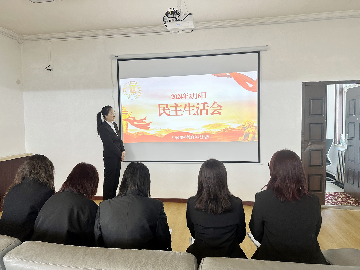 学习贯彻习近平新时代中国特色社会主义思想主题教育专题